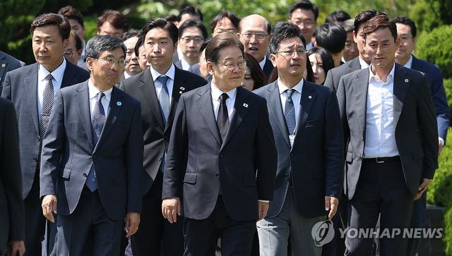 유엔기념공원 찾은 이재명 후보