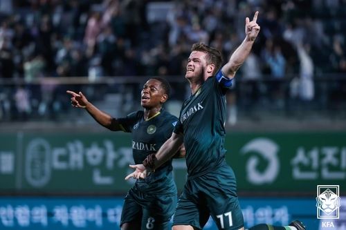 골 터뜨리고 기뻐하는 김포의 채프먼(오른쪽)