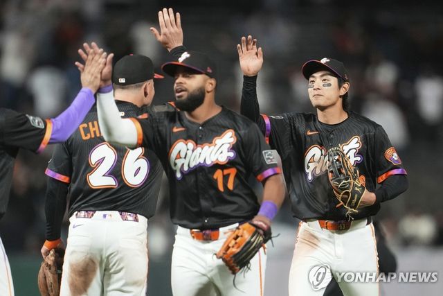 승리 후 동료들과 하이 파이브 하는 이정후