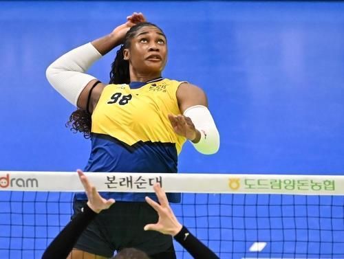 지난 시즌 현대건설에서 뛴 모마의 경기 장면