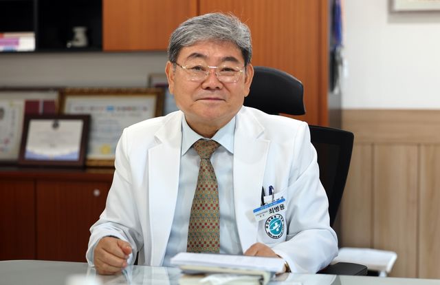 인터뷰하는 최병용 단양군보건의료원장