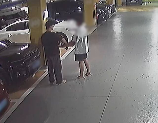 외출 중 차량 털이범 목격하고 현장에서 붙잡는 경찰관