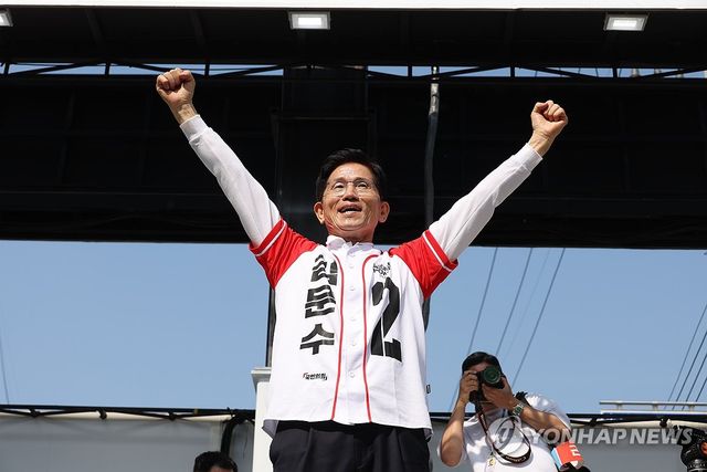 진주광미사거리에서 유세하는 김문수 후보