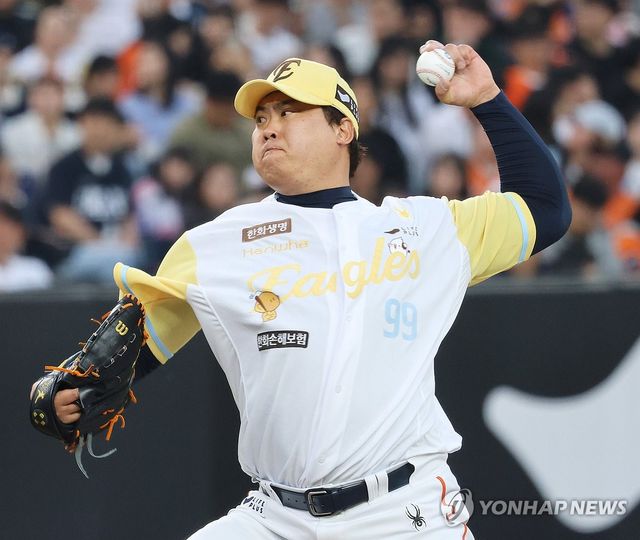 힘껏 던지는 류현진