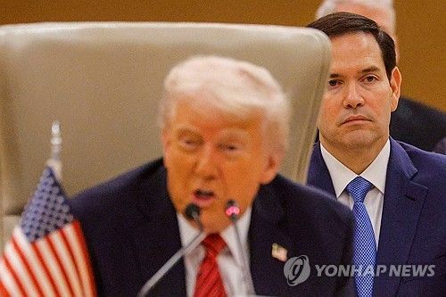 트럼프 미 대통령 뒤에 앉은 루비오 국무 장관