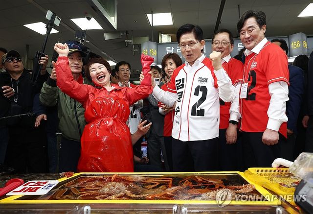 독도새우 맛보는 김문수 후보