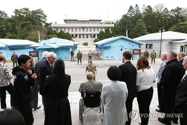 작년 4월 판문점 방문한 영연방 4개국 참전용사와 가족들
