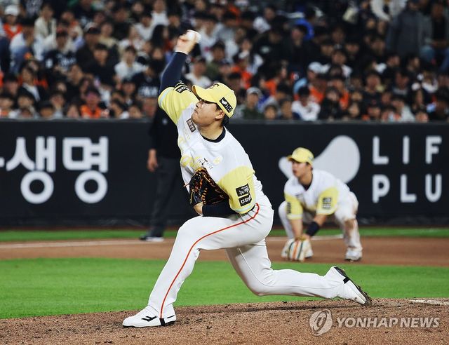 투구하는 한승혁