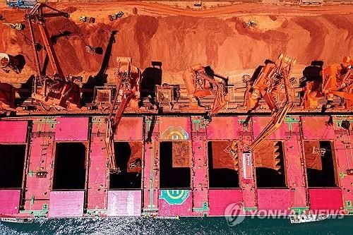 중국 칭다오 항구의 수입 철광석