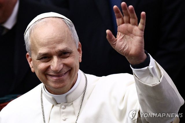 손 흔드는 레오 14세 교황