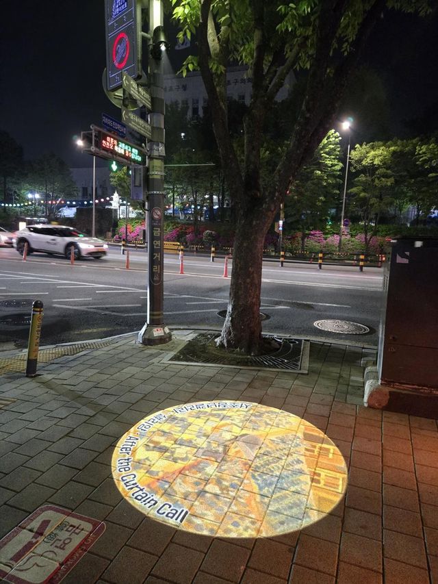 양재역 보도에 설치된 고보라이트 청년갤러리