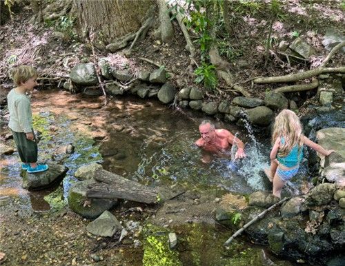 케네디 장관이 X에 올린 손주들과의 물놀이 사진