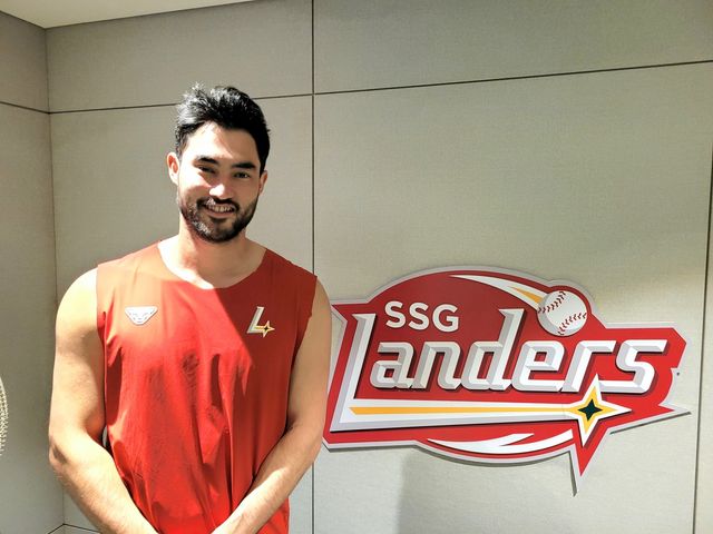 인터뷰하는 화이트