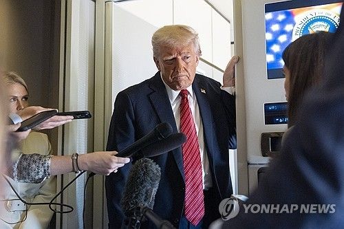 기내에서 취재진과 문답하는 트럼프