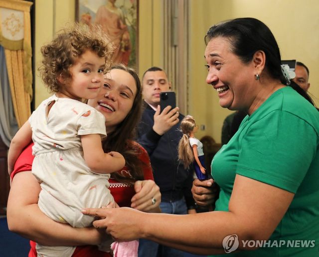 미국에서 베네수엘라로 돌아온 두 살배기 아이(왼쪽)와 가족