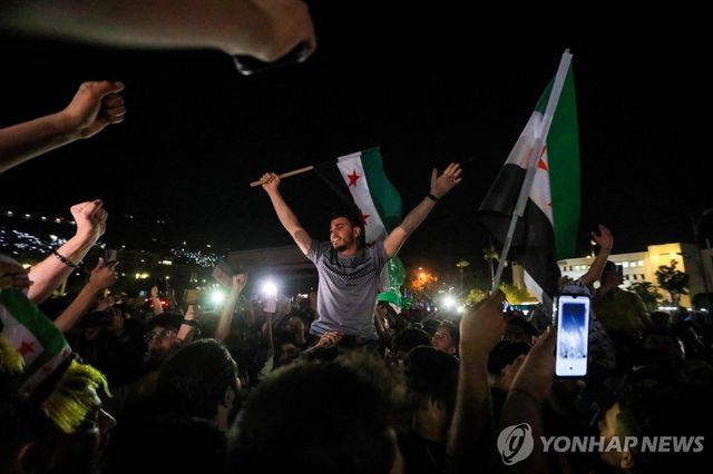 13일(현지시간) 시리아 다마스쿠스 광장에 모인 시민들