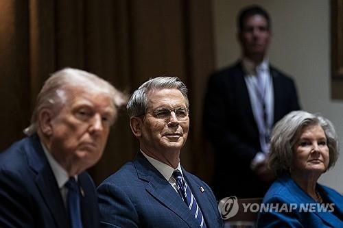 트럼프 미국 대통령(왼쪽부터)과 베선트 재무장관, 와일스 백악관 비서실장