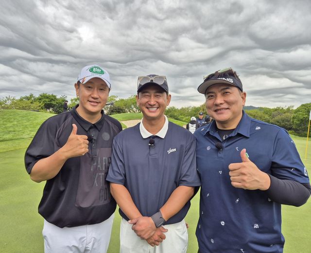 포즈 취하는 이대호, 박용택, 김태균