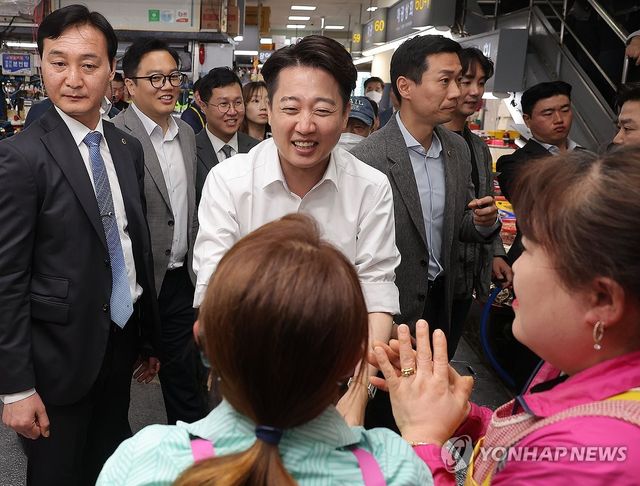 자갈치시장 상인들 만나는 이준석 후보