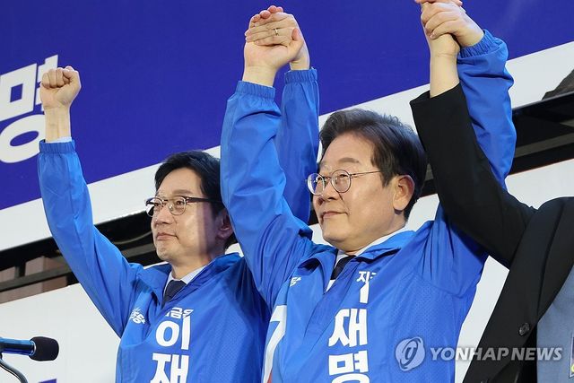 인사하는 이재명 후보와 김경수 총괄선대위원장