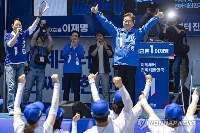 부산 유세에서 엄지 들어 보이는 이재명 후보