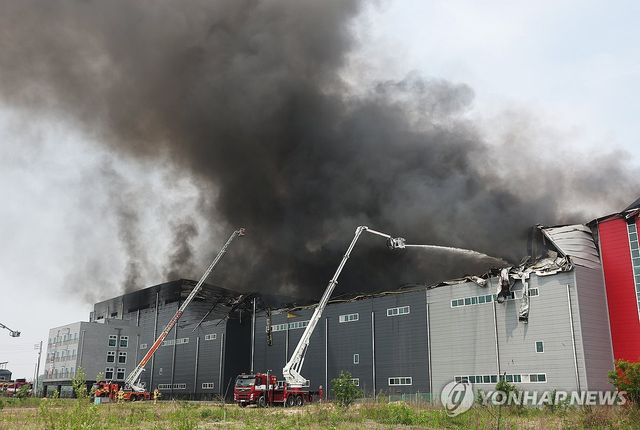검은 연기 치솟는 물류센터