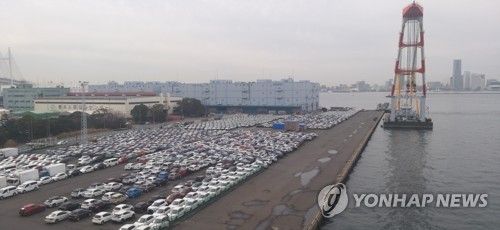 요코하마항 부두에 늘어선 수출 선적용 자동차