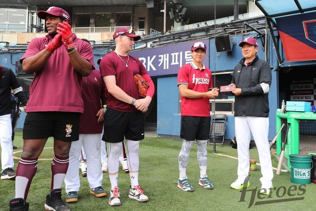 스승의날 선물을 받고 활짝 웃은 홍원기 키움 감독