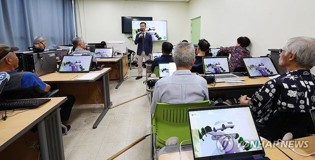 교통안전교육 받는 고령운전자들