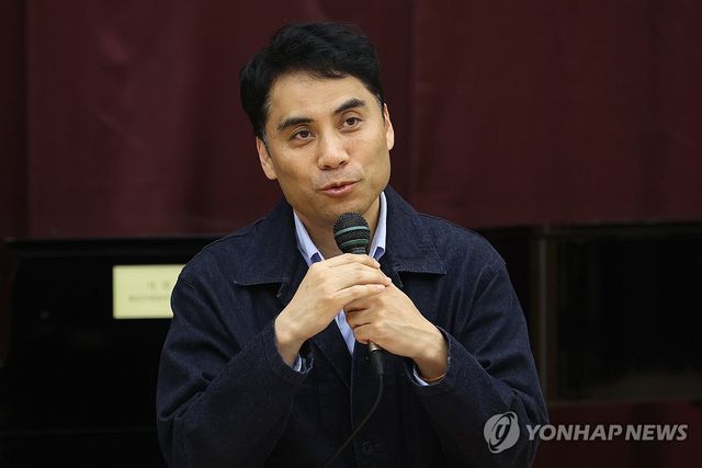 인사말하는 김동연 연출