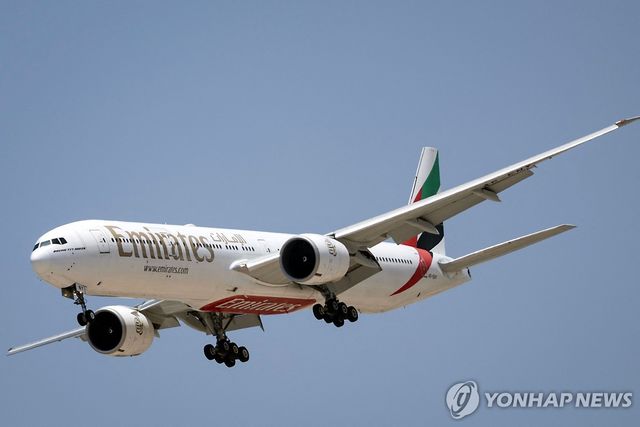 비행 중인 에미레이트항공 여객기