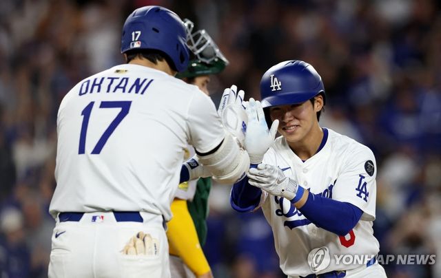 홈런을 치고 오타니(왼쪽)와 세리머니 하는 김혜성