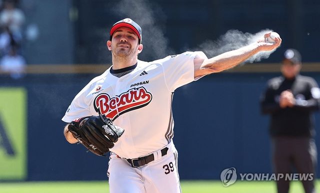 역투하는 두산 선발 잭 로그