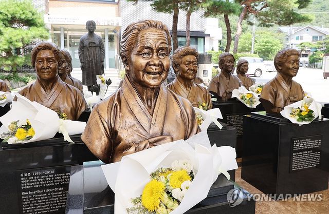 일본군 위안부 피해자 할머니들의 흉상