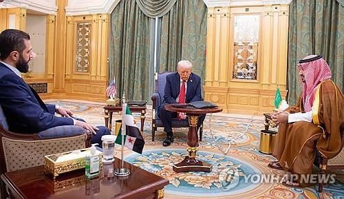 한자리에 모인 트럼프 대통령과 빈살만 사우디 왕세자, 알샤라 시리아 임시대통령