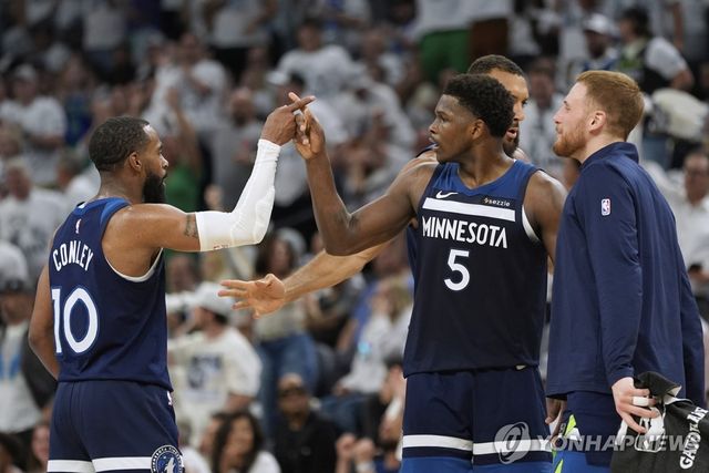 마이크 콘리(왼쪽)의 득점 함께 축하하는 앤서니 에드워즈