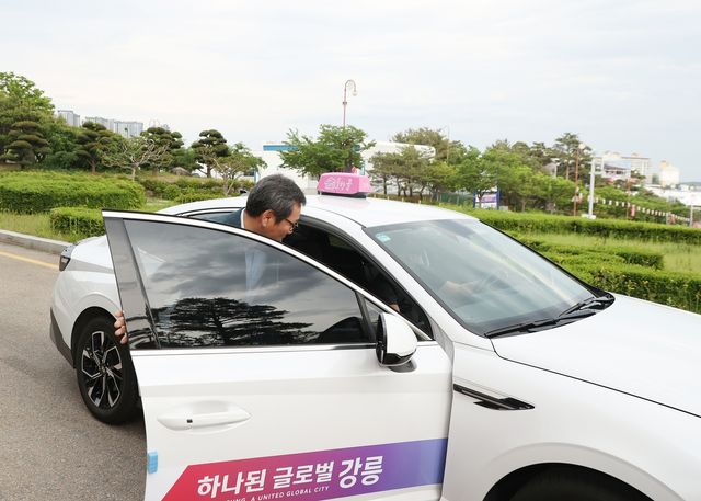 솔향콜택시로 출근하는 김홍규 강릉시장