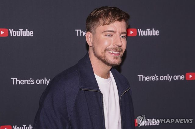 14일(현지시간) 뉴욕 행사장에서 포즈 취하는 유튜버 미스터비스트