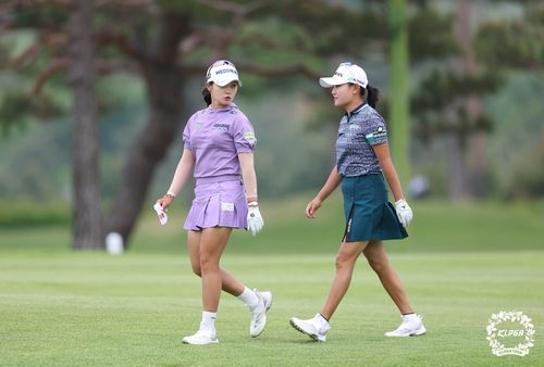 조혜림과 대화하는 박현경.