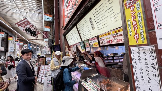 손님들이 줄 선 튀김 가게