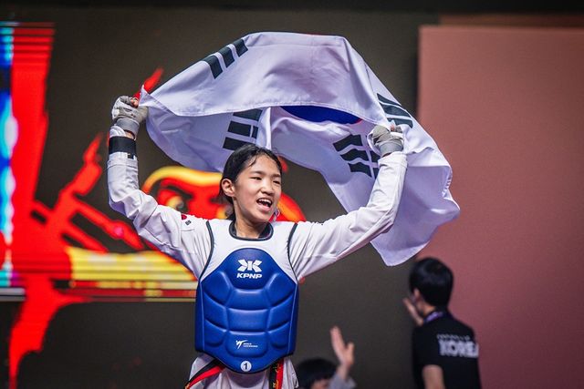 우승 세리머니 하는 이근미.