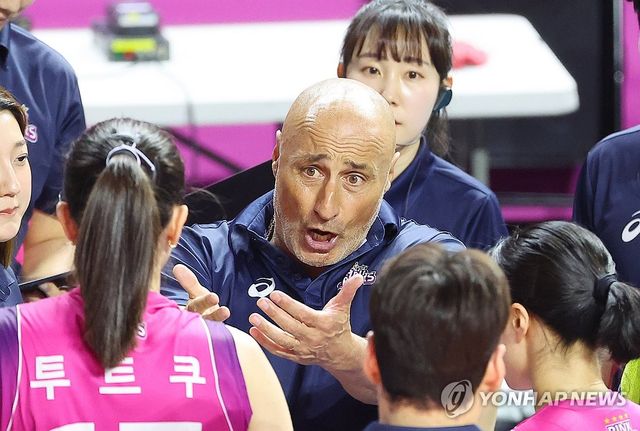 작전 지시하는 아본단자 전 흥국생명 감독