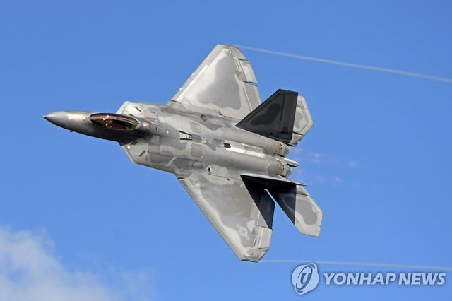 에어쇼에 나타난 F-22 랩터 전투기