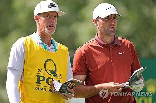 캐디와 코스 공략을 상의하는 셰플러.