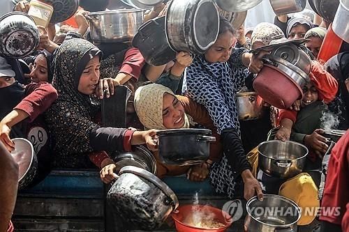 밥을 배급받기 위해 몰려든 가자 주민들