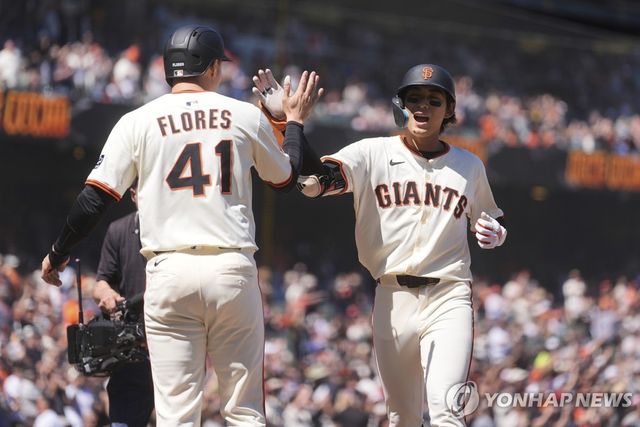 홈런을 치고 들어오는 이정후(오른쪽)