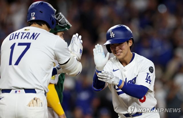 홈런을 치고 오타니(왼쪽)와 세리머니 하는 김혜성