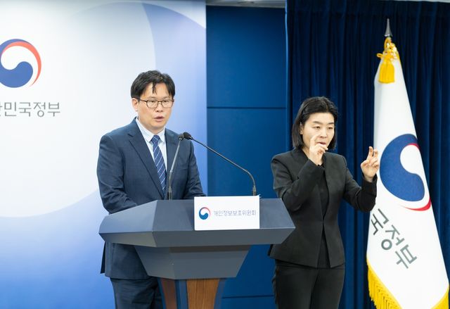 (서울=연합뉴스) 전승재 개인정보보호위원회 조사3팀장이 15일 정부서울청사에서 개인정보위 전체회의 안건인 'AI 디지털교과서' 사전 실태점검 결과를 설명하고 있다. 2025.5.15 [개인정보위 제공](끝)