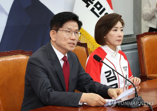 질문에 답하는 김문수 대선 후보