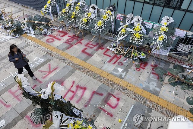 동덕여대 남녀공학 전환 논의 중단, 시위 피해 책임 공방 두고 갈등